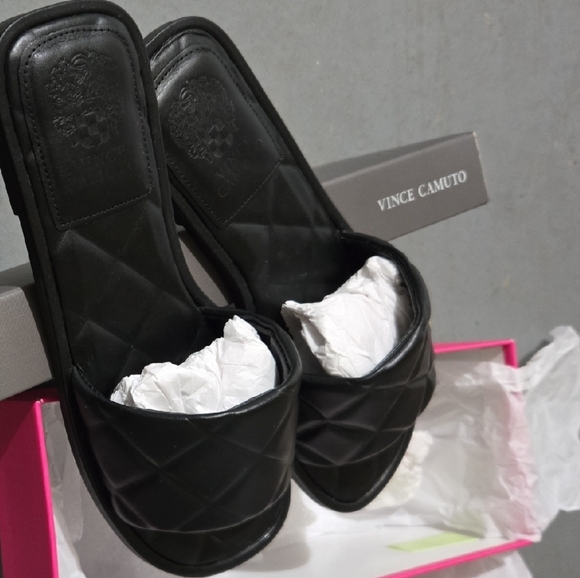 NIB Vince Camuto "Brennda" Quilted Slide Sandals in Black - Picture 4 of 5
